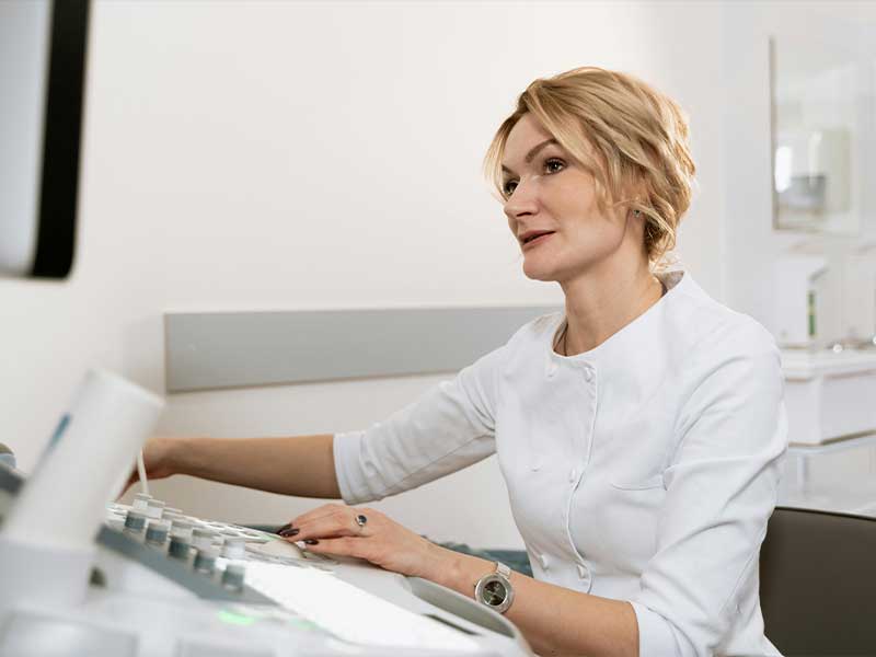 Hands-on 3D/4D ultrasound training session with a pregnant patient